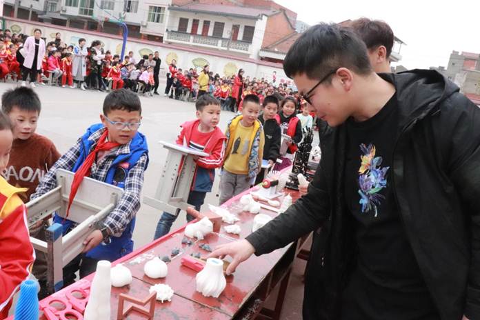 说明: F:\科技下乡\金年会jinnianhuicom送科技进校园_五里小学\IMG_8532.JPG